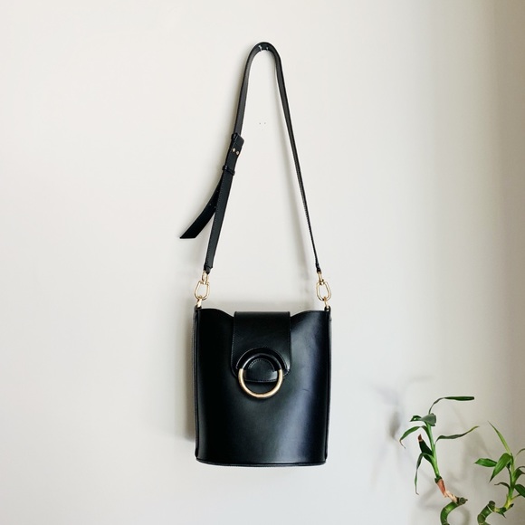 Banana Republic Handbags - Genuine Leather Bucket Bag